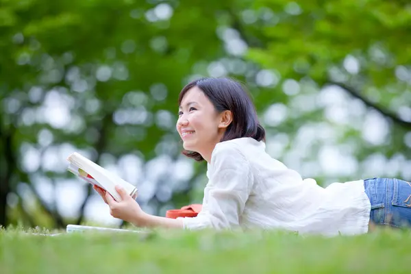 Jong Meisje Het Park Met Een Boek — Stockfoto