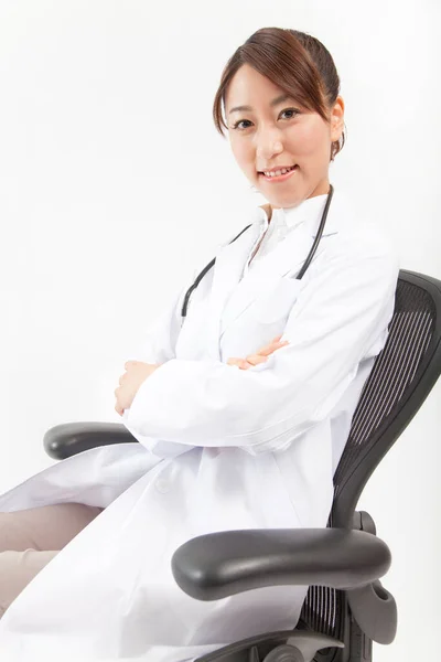 Joven Asiático Sonriente Mujer Médico — Foto de Stock