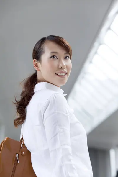 Mooie Aziatische Vrouw Kantoormedewerker — Stockfoto