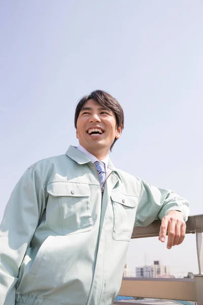 Retrato Empresario Japonés Confiado Contra Cielo Azul —  Fotos de Stock