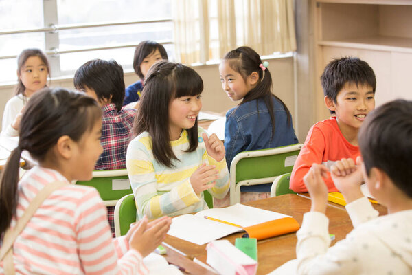 Азиатские дети в классе проводят урок 