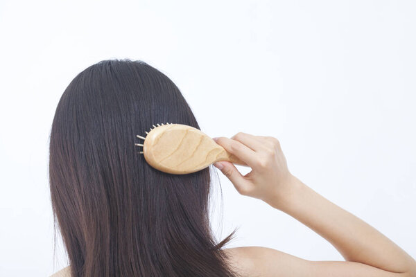 азиатка с расчёской 