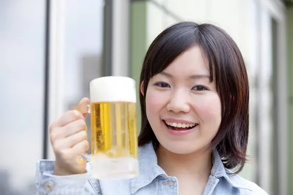 Junge Frau Trinkt Bier — Stockfoto