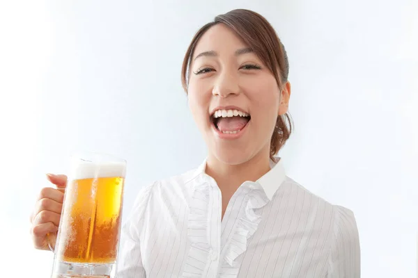 Junge Asiatische Frau Genießt Ein Glas Bier Vor Weißem Hintergrund — Stockfoto