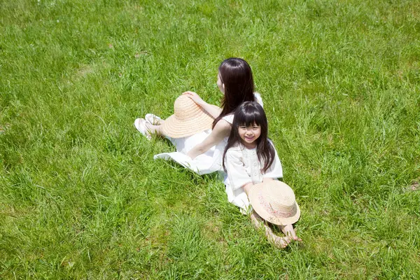 Joven Asiático Mujer Blanco Vestido Hija Posando Verde Campo — Foto de Stock