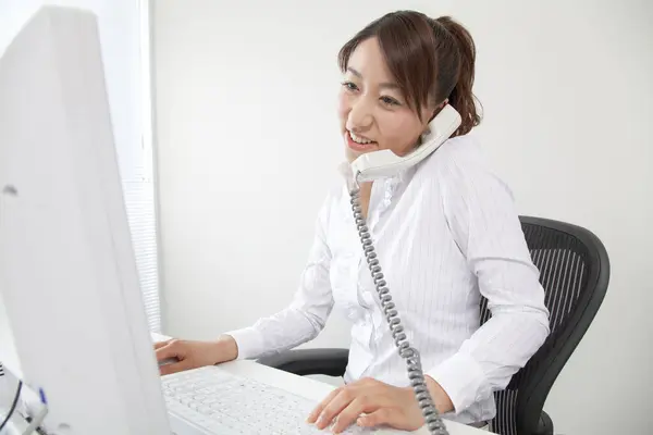 Junge Asiatische Frau Arbeitet Büro — Stockfoto