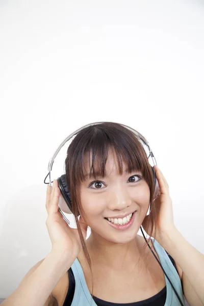 Güzel Genç Asyalı Kadın Kulaklıkla Müzik Dinliyor Evde Kameraya Gülümsüyor — Stok fotoğraf