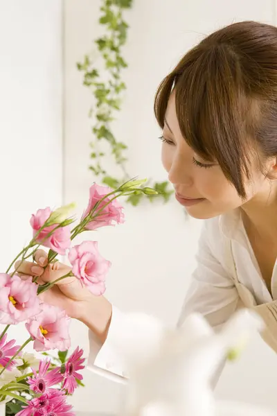 Jeune Asiatique Femme Odeur Fleurs Dans Son Chambre — Photo