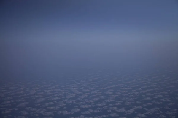 海を渡る雲の美しい空中ビュー — ストック写真