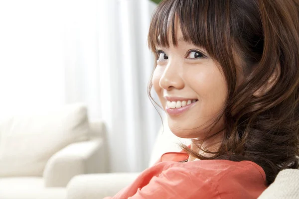 Güzel Genç Asyalı Kadın Kameraya Gülümsüyor — Stok fotoğraf