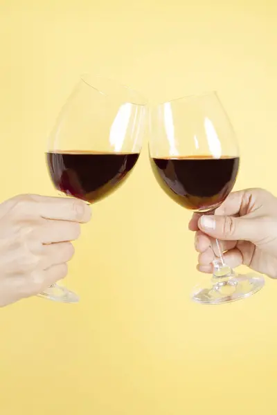 孤立した背景にワイングラスを保持している若いカップル — ストック写真