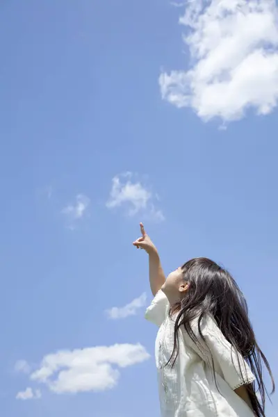 Feliz Poco Asiático Chica Posando Aire Libre Verde Prado Contra —  Fotos de Stock