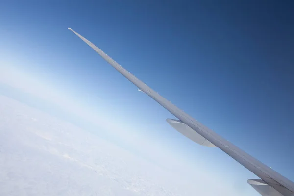 飛行機の翼が空に 飛行中の飛行機 旅行と冒険のコンセプト — ストック写真
