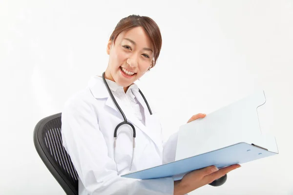 Mladý Asijské Usmívající Žena Lékař — Stock fotografie