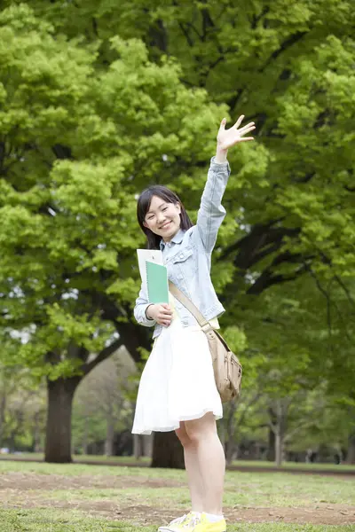 Счастливый Студент Парке — стоковое фото