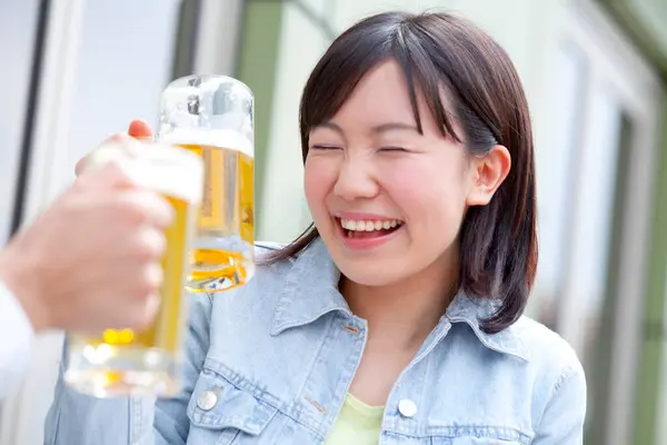 Asiática Mulher Beber Cerveja — Fotografia de Stock