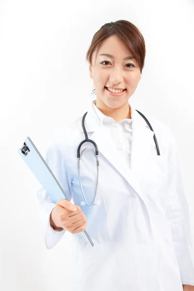 年轻的亚裔微笑的女医生 — 图库照片