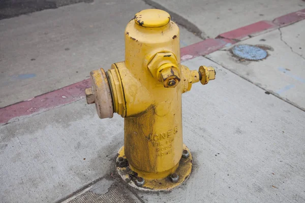 Старый Желтый Пожарный Гидрант Городе — стоковое фото