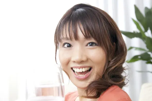 Güzel Genç Asyalı Bir Kadın Elinde Şarap Kadehiyle Kameraya Gülümsüyor — Stok fotoğraf