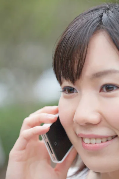 Mujer Asiática Con Teléfono Móvil Aire Libre — Foto de Stock