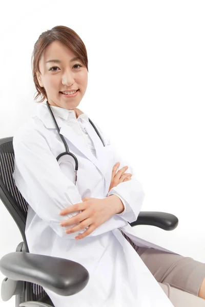 Joven Asiático Sonriente Mujer Médico —  Fotos de Stock