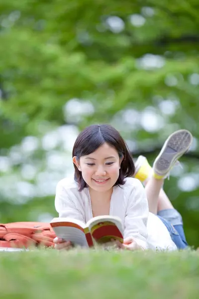 Chica Tendido Hierba Lectura Libro —  Fotos de Stock