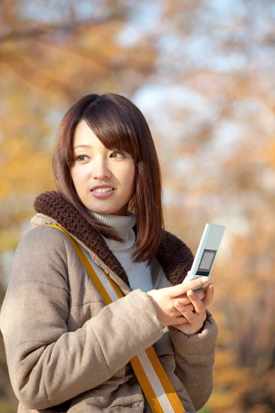 Азіатська Жінка Використовує Мобільний Телефон — стокове фото