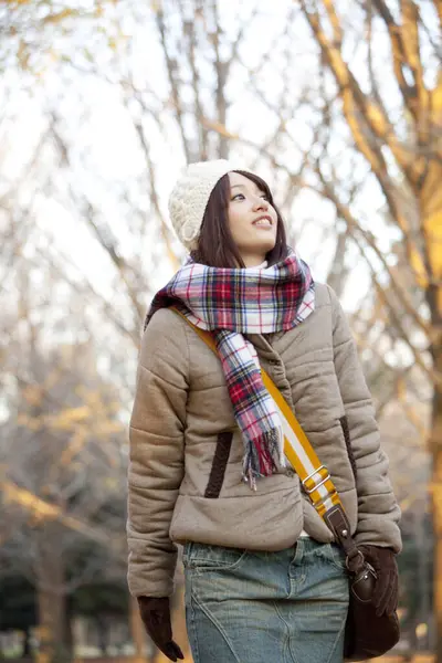 Jovem Bela Mulher Asiática Posando Outono Parque — Fotografia de Stock