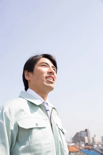 Retrato Empresario Japonés Confiado Contra Cielo Azul —  Fotos de Stock