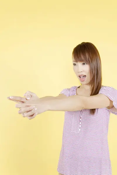 Jovem Bela Asiático Mulher Mostrando Arma Gesto Isolado Fundo — Fotografia de Stock