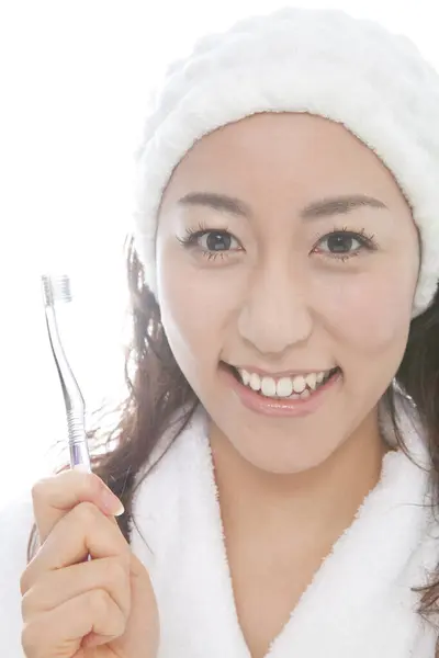 亚洲女人刷牙 — 图库照片