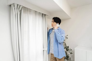 Cep telefonu olan adam.