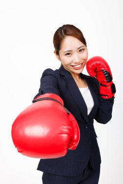 İş kadını kavgası, yakın plan portresi beyaz arka planda kırmızı boks eldivenli genç kadın..