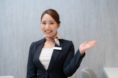 Modern ofiste çalışan güzel Japon kadın. 