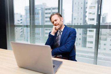 Modern ofiste çalışan başarılı beyaz iş adamının portresi. 