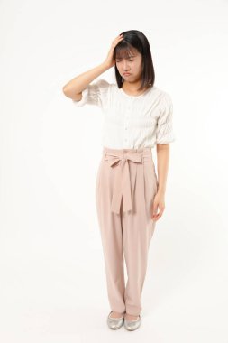 Beyaz arka planda genç Asyalı kadın portresi