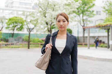 Genç Japon iş kadını dışarıda çalışıyor.