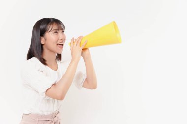 Sarı megafonlu genç Asyalı kız öğrenci.