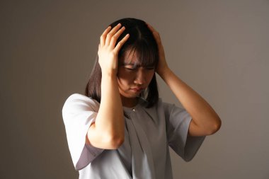 Beyaz arka planda genç Asyalı kadın portresi