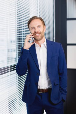 Modern ofiste çalışan başarılı beyaz iş adamının portresi. 