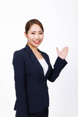 Beyaz arka planda poz veren güzel Japon iş kadını portresi