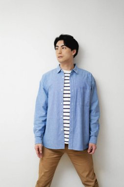 Genç Asyalı adam stüdyoda poz