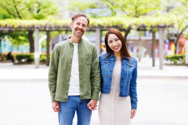 Yaz parkında yürüyen sevgi dolu bir çift. Aşık romantik bir çiftin açık hava portresi. 