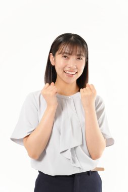 Beyaz arka planda genç Asyalı kadın portresi