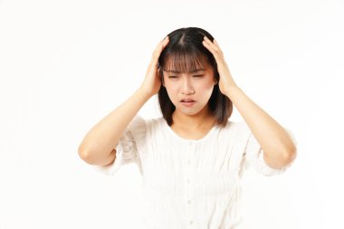 Genç Asyalı kadının başı ağrıyormuş. izole edilmiş beyaz arkaplan.