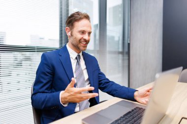 Modern ofiste çalışan başarılı beyaz iş adamının portresi. 