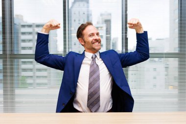 Takım elbiseli başarılı iş adamı