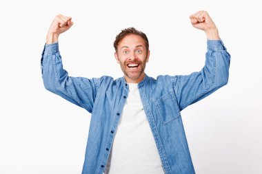 Beyaz arka planda izole edilmiş, tezahürat yapan beyaz bir adamın portresi.