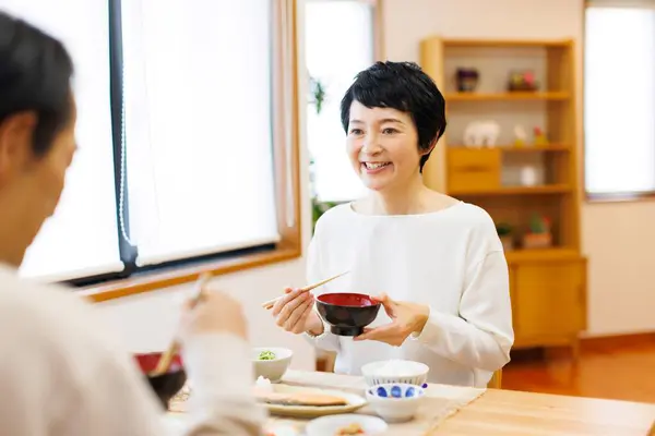 Azjatycka Kobieta Jej Mąż Jedzą Śniadanie — Zdjęcie stockowe