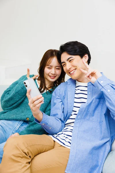 Asiatisches Paar Mit Smartphone — Stockfoto